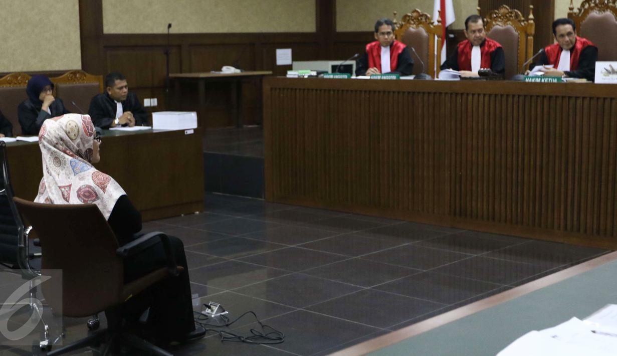 Suasana sidang perdana Ratu Atut Chosiyah yang berlangsung di Pengadilan Tipikor, Jakarta, Rabu (8/3). Atut bersama Wawan disangka menggelembungkan anggaran pengadaan alat kesehatan senilai Rp9,3 miliar. (Liputan6.com/Helmi Afandi)