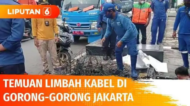 Petugas Suku Dinas Sumber Daya Air DKI Jakarta menemukan limbah kabel dalam jumlah besar di saluran air di kawasan Gambir, Jakarta Pusat. Limbah kabel menyebabkan penyumbatan yang berpotensi timbulkan banjir.