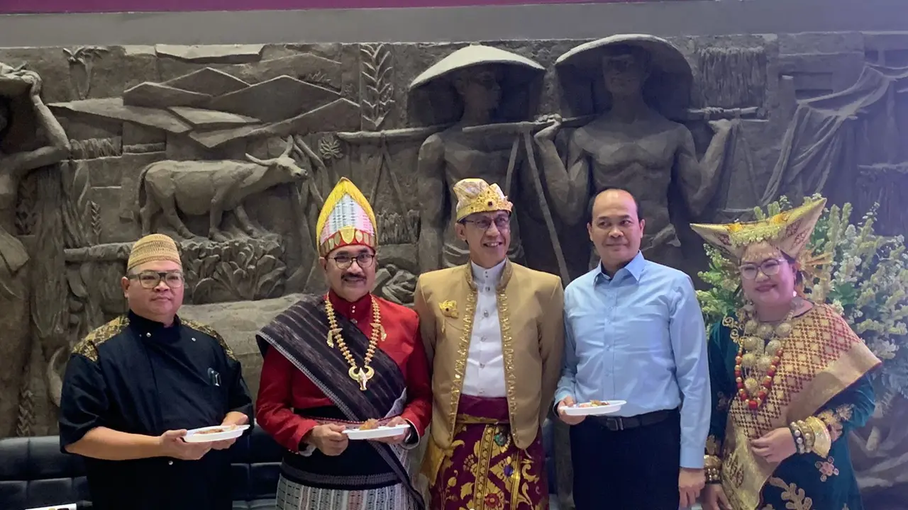 Chef Ragil Wibowo bersama pimpinan Hotel Indonesia Group