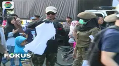 Meski telah dilarang, sejumlah orang masih saja mengenakan atribut bernuansa politik, seperti kaos atau topi di area car free day (CFD) di Jakarta.