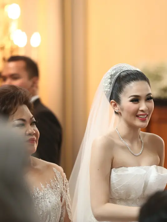 Tidak hanya bagi alumnus London School Of Public Relations itu, tapi juga bagi keluarga dan suaminya. Bahkan, ini juga bagian dari menghormati kakeknya yang memberikan tanggal bagus untuk melepas masa lajangnya. (Nurwahyunan/Bintang.com)