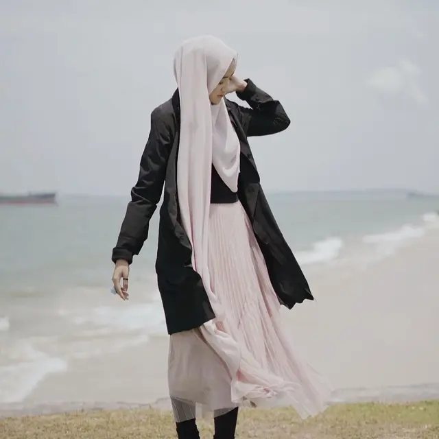 6 Ide Mix and Match Baju Pink Hijab ala Wirda Mansur, Gaya Stylish Jadi Panutan Remaja