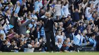 Manajer Manchester City, Pep Guardiola, merayakan keberhasilan timnya menaklukkan Sunderland pada laga Liga Premier Inggris di Stadion Etihad, Manchester, Inggris, Sabtu (13/8/2016). City menang 2-1 atas Sunderland. (Reuters/Lee Smith)
