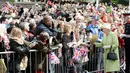 Ratu Inggris Elizabeth II menerima bunga dari warga saat merayakan ulang tahunnya yang ke-90  di kawasan Istana Windsor, Berkshire, Inggris (21/4/2016). (AFP PHOTO/John Stillwell)