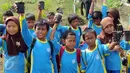 Pelajar menunjukkan tanaman mangrove saat kegiatan Pertamina Lestarikan Lingkungan di Hutan Mangrove Karangsong, Indramayu, Jumat (15/1). Kawasan tersebut merupakan Mangrove Center di Jabar yang memiliki lebih dari 15.000 bakau (Liputan6.com/Helmi Afandi)