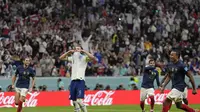 Striker Inggris Harry Kane gagal mengeksekusi penalti dalam pertandingan perempat final Piala Dunia 2022 melawan Prancis di Stadion Al Bayt, Al Khor, Qatar, Minggu, 11 Desember 2022. Inggris kalah 1-2 dari Prancis. (AP Photo / Frank Augstein)