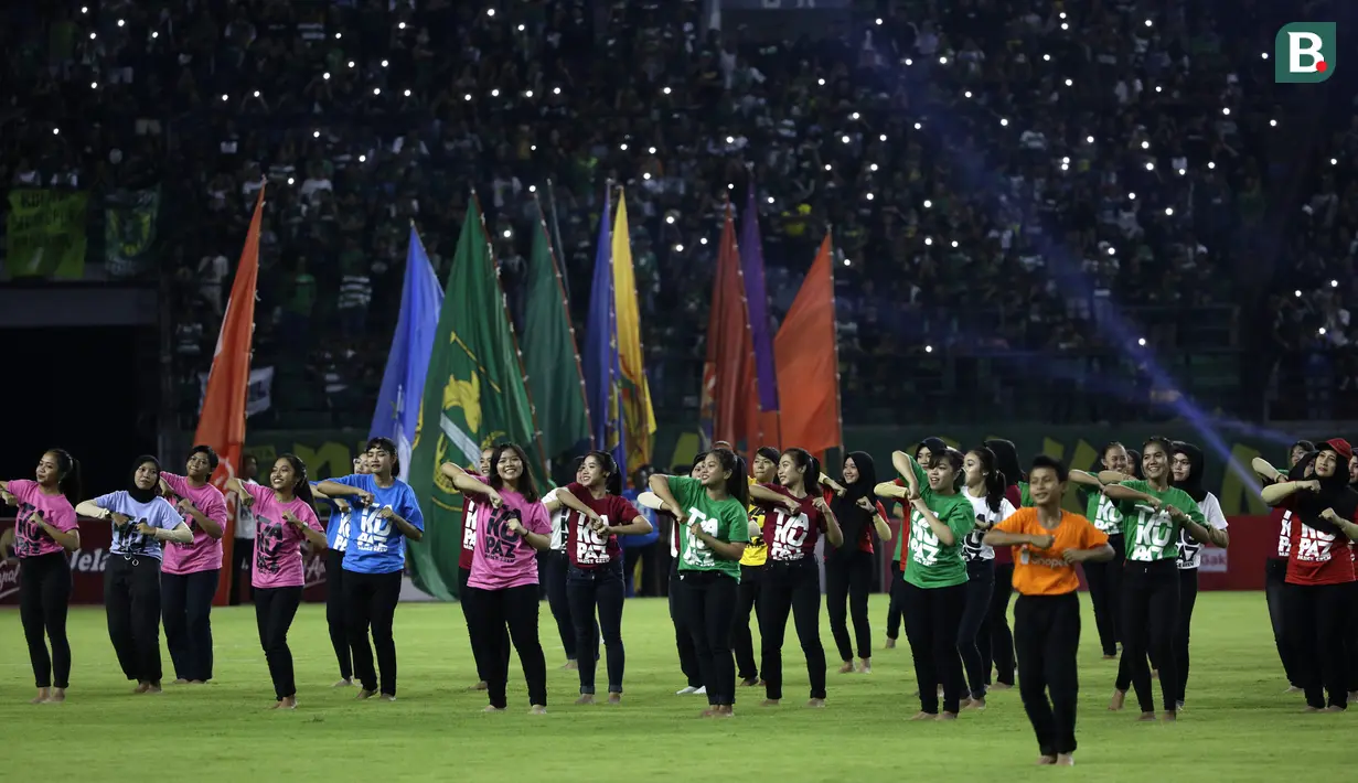 Sejumlah penari saat tampil pada pembukaan Shopee Liga 1 2020 di Stadion Gelora Bung Tomo, Surabaya, Sabtu (29/2). Sebanyak 18 klub akan berlaga dalam kompetisi kasta tertinggi di Indonesia ini.(Bola.com/Yoppy Renato)