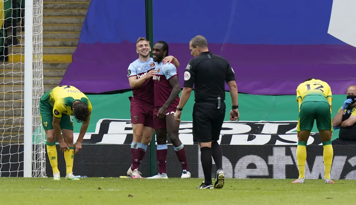 Michail Antonio. Striker Jamaika berusia 32 tahun yang kini menjalani musim ke-7 bersama West Ham United ini pernah mencetak 4 gol dalam satu laga di Liga Inggris musim 2019/2020, musim ke-5 ia berseragam The Hammers. Momen itu terjadi di pekan ke-35 saat West Ham dijamu Norwich City, 11 Juli 2020 dalam laga yang berakhir 4-0. (AFP/Pool/Tim Keeton)