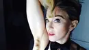 Madonna dengan bangga menunjukkan bulu ketiaknya. (Bustle)