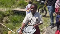 Momen Anak-anak di Papua Ikut Membereskan Rantang Makan Bergizi Gratis, Warganet Singgung Soal Ayam Teriyaki. (Dok: TikTok&nbsp;@irawansuh)