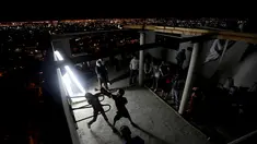 Warga berlatih Tinju diatas atap sebuah Apartemen, tempat ini juga digunakan sebagai Gym yang bertujuan untuk kegiatan sosial serta peningkatan taraf hidup warga setempat di Monterrey, Mexico (29/1/2016). (REUTERS/Daniel Becerril) 