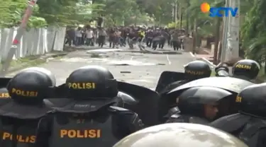 Bentrok mereda setelah polisi memukul mundur mahasiswa hingga ke dalam kampus dan menangkap seorang provokator.