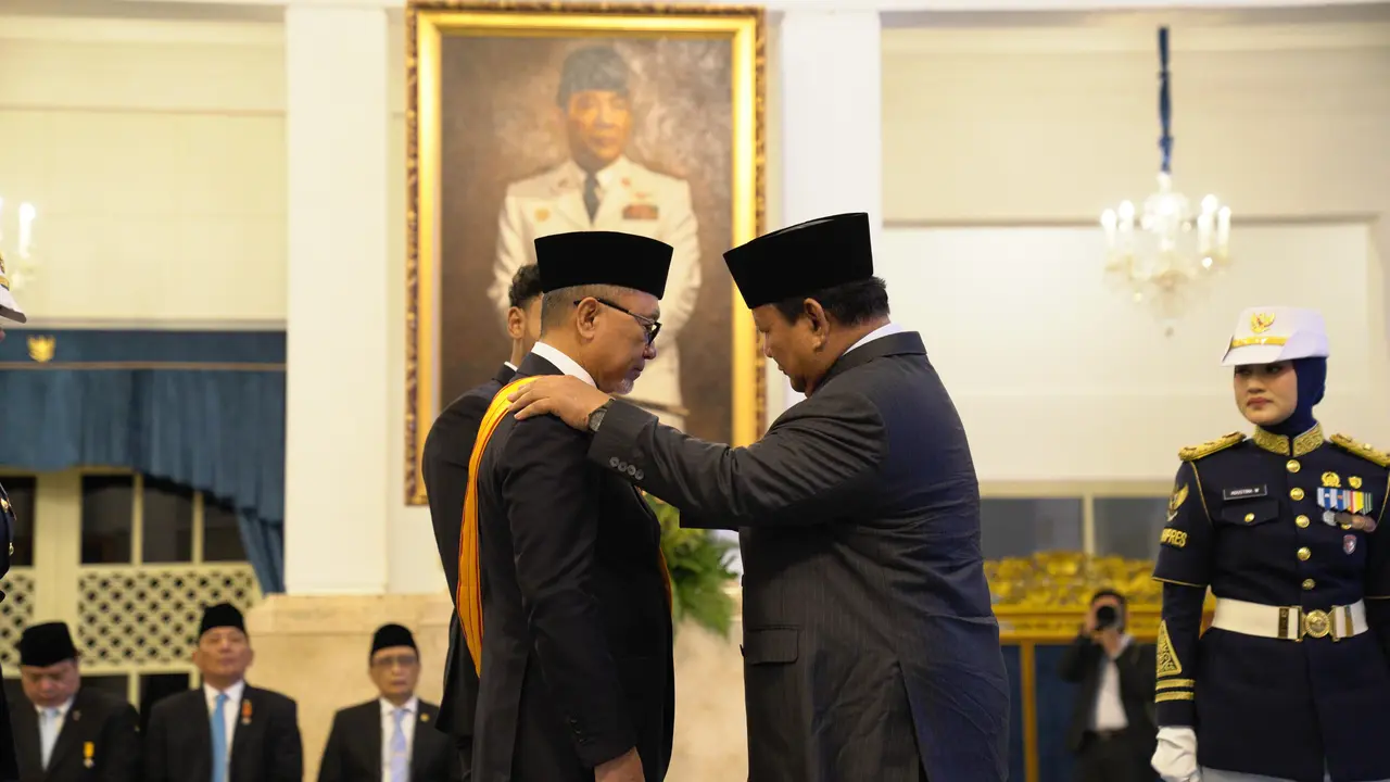 Menko Pangan Zulkifli Hasan Terima Tanda Kehormatan dari Presiden Prabowo (Liputan6)
