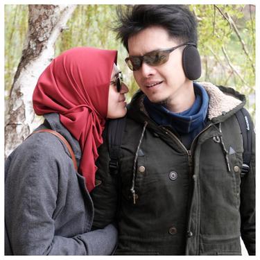 10 Tahun Pernikahan Dhini Aminarti Dan Dimas Seto Tak Berkurang Kemesraan News Entertainment Fimela Com