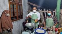 Bupati Kebumen memasak nasi goreng untuk petugas kebersihan perempuan sebagai apresiasi atas dedikasinya. (Foto: Liputan6.com/Rudal Afgani)