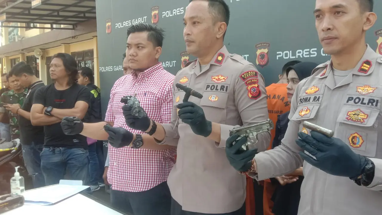 Wakapolres Garut Kompol Yopy M. Suryawibawa, dalam rilis kasus pencurian kendaraan bermotor (Curanmor) di Mapolres Garut. (Liputan6.com/Jayadi Supriadin)