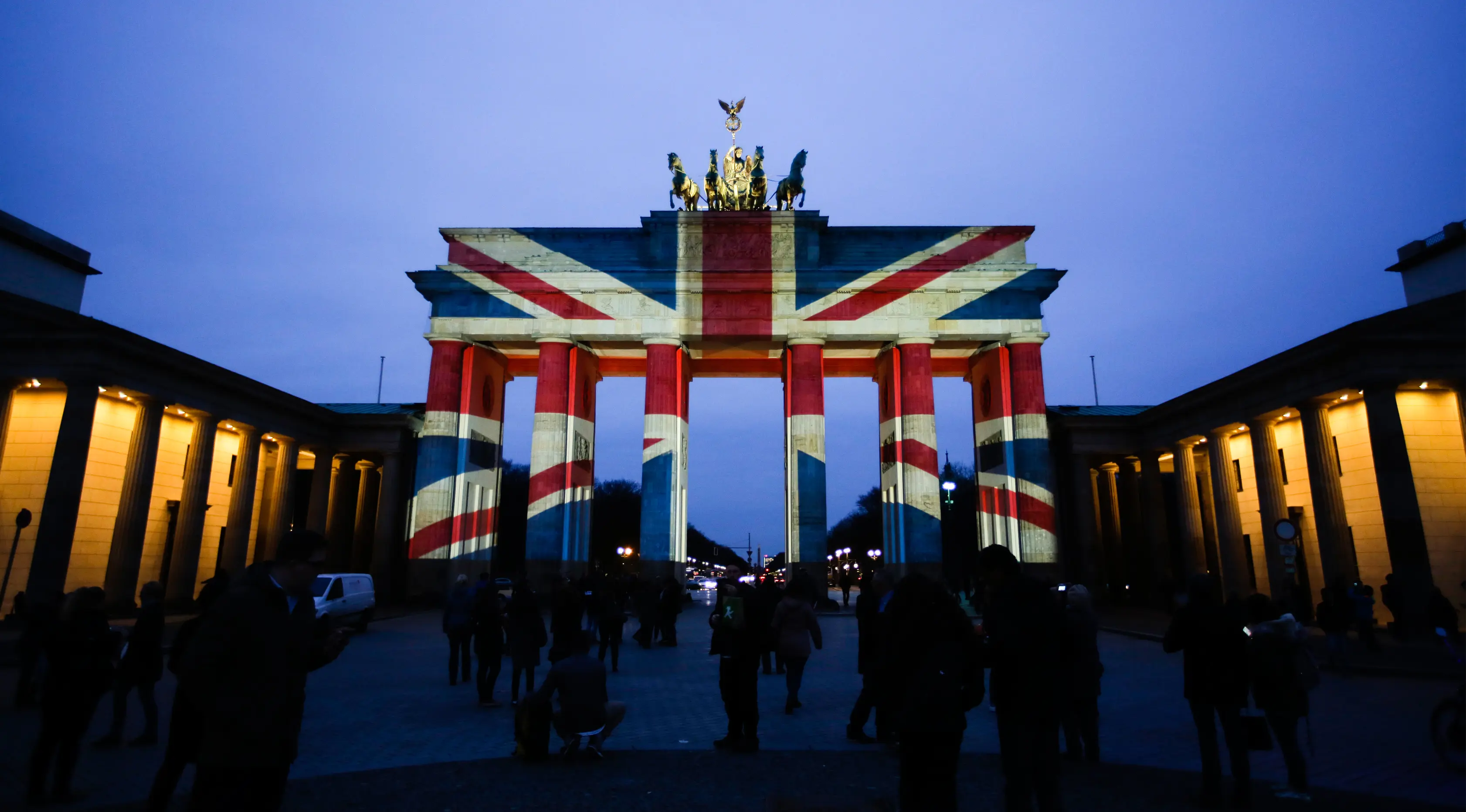 Gerbang Brandenburg diterangi warna bendera kebangsaan Inggris sebagai bentuk turut berduka cita atas teror London, di ibu kota Jerman, Berlin, Kamis (23/3). Aksi penyerangan di dekat parlemen Inggris itu menewaskan lima orang. (AP Photo/Markus Schreiber)