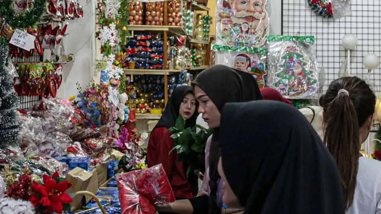 FOTO: Suasana Pasar Asemka yang Mulai Diserbu Para Pemburu Pernak-Pernik Natal