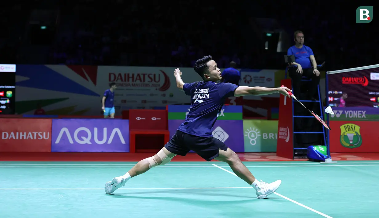 <p>Tunggal putra Indonesia, Anthony Sinisuka Ginting berusaha menempatkan bola di depan net saat menghadapi tunggal putra Thailand, Kantaphon Wangcharoen pada laga babak 32 besar Indonesia Masters 2024 di Istora Senayan, Jakarta, Rabu (24/1/2024). Anthony Sinisuka Ginting menang straight game 21-13, 21-15. (Bola.com/M Iqbal Ichsan)</p>
