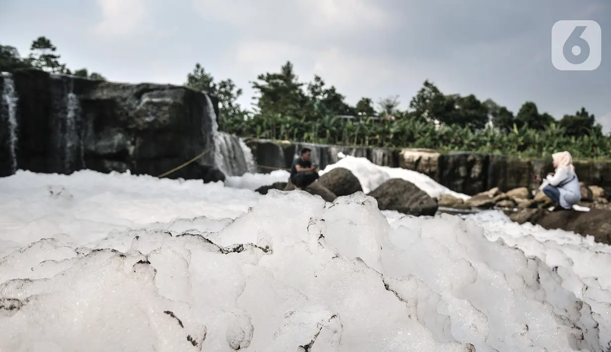 Kondisi limbah busa yang menutupi Curug Parigi, Cikuwul, Bantargebang, Bekasi, Jawa Barat, Minggu (19/7/2020). Destinasi wisata favorit warga Bekasi dan sekitarnya tercemar limbah sejak dua hari lalu sehingga menimbulkan busa dan bau tak sedap. (merdeka.com/Iqbal S. Nugroho)