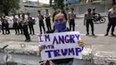 Pengunjuk rasa saat menggelar aksi di depan kantor Kedubes AS di Jakarta Sabtu (4/2). Mereka mendesak agar Presiden Donald Trump mencabut kebijakan yang merugikan imigran muslim. (Liputan6.com/Fery Pradolo)