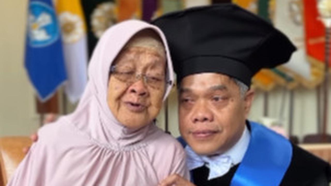 Perjuangan Pedagang Keliling Tak Bisa Baca Tulis Gigih Sekolahkan Anak, Kini Sang Putra Jadi Guru Besar UGM