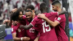 Pemain Qatar Akram Afif (kiri) diberi ucapan selamat oleh rekan satu timnya setelah ia mencetak gol ke gawang Palestina pada pertandingan sepak bola babak 16 besar Piala Asia 2023 di Stadion Al Bayt, Al Khor, Qatar, Senin (29/1/2024). Qatar mengalahkan Palestina dengan skor 2-1. (AP Photo/Aijaz Rahi)