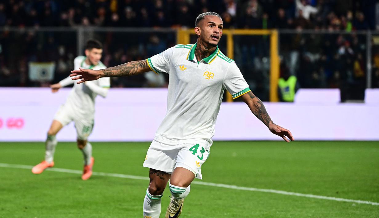 Hasil ini membuat Roma kini mengoleksi poin 27 dan berhak menduduki posisi puncak klasemen Liga Italia. (AFP/Piero Cruciatti)