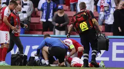 Gelandang Denmark, Christian Eriksen tergeletak di tanah setelah pingsan pada laga Denmark vs Finlandia di Grup B Euro 2020 di Parken Stadium, Copenhagen, Sabtu (12/6/2021). Eriksen tiba-tiba terjatuh dan kehilangan kesadaran saat hendak menyambut lemparan ke dalam. (Friedemann Vogel/Pool via AP)