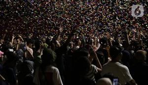 Penonton saat menyaksikan aksi grup band Jamrud di panggung Bergelora perhelatan Berdendang Bergoyang Festival, Kawasan Istora Senayan, Jakarta, Jumat (28/10/2022). Tampil selama lebih kurang satu jam, Jamrud menghentak penggemarnya dengan sejumlah lagu baru dan lawas, diantaranya Telat 3 Bulan, Pelangi di Matamu, Surti Tejo, dll. (Liputan6.com/Helmi Fithriansyah)
