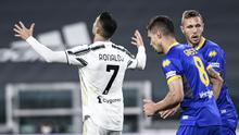 Pemain Juventus Cristiano Ronaldo (kiri) bereaksi setelah gagal mencetak gol ke gawang Parma pada pertandingan Serie A di Stadion Allianz Turin, Italia, Rabu (21/4/2021). Juventus menang 3-1. (Piero Cruciatti/LaPresse via AP)