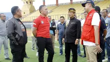 PSSI saat melakukan inspeksi ke Stadion Si Jalak Harupat, Soreang (1/2/2020). (Bola.com/Erwin Snaz)