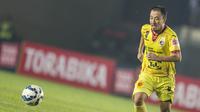 Penampilan gelandang Sriwijaya FC, Yu Hyun-Koo, pada laga Torabika Bhayangkara Cup 2016 melawan PS TNI di Stadion Si Jalak Harupat, Minggu (20/3/2016). (Bola.com/Vitalis Yogi Trisna)