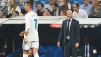 Pelatih Real Madrid, Zinedine Zidane, memberikan arahan kepada Cristiano Ronaldo, pada laga La Liga Spanyol di Stadion Santiago Bernabeu, Rabu (20/9/2017). Real Madrid kalah 0-1 dari Real Betis. (AFP/Gabriel Bouys)