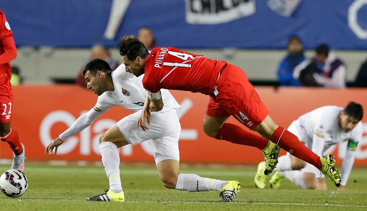 Gelandang Bolivia, Danny Bejarano berebut bola dengan penyerang Claudio Pizarro saat Copa Amerika 2015 di Estadio Municipal Bicentenario, Chile, (25/6/2015). Peru melaju ke semifinal usai mengalahkan Bolivia 3-1. (REUTERS/Andres Stapff)