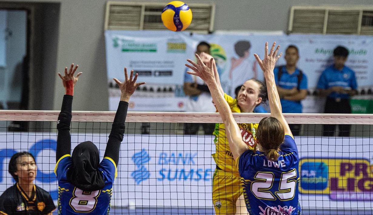 Pemain Gresik Petrokimia Pupuk Indonesia, Bogdana Anisova melepaskan spike yang berusaha diblok dua pemain Jakarta Livin' Mandiri, Karsta Lowe (kanan) dan Putri Lestari pada laga seri ketiga putaran pertama PLN Mobile Proliga 2024 di GOR PSCC, Palembang, Sumatera Selatan, Jumat (10/5/2024). Gresik Petrokimia Pupuk Indonesia menang 3-0 (34-32, 25-19, 25-22). (Dok. PBVSI)
