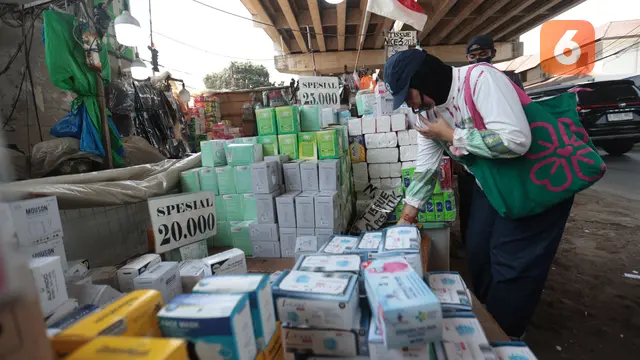 Masker Laris Diburu Warga di Tengah Abu Vulkanik