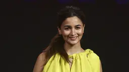 Alia Bhatt tersenyum selama konferensi pers untuk peluncuran trailer film komedi gelap mendatang 'Darlings' di Mumbai (25/7/2022). Film-film Alia Bhatt selalu sayang untuk dilewatkan dan inilah salah satu alasan untuk menonton Darlings. (AFP Photo/Punit Paranjpe)