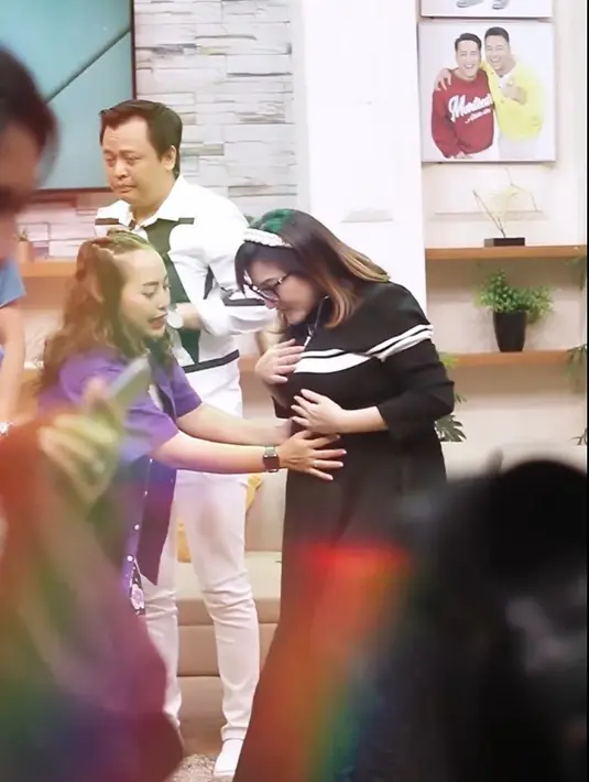 Seperti banyak perempuan hamil pada umumnya, istri Agung Nugraha itu juga mengalami kenaikan berat badan yang signifikan. Bahkan, ia mengaku telah naik hampir 20 kilogram dari berat normal. [Instagram/kikiamaliaworld]