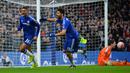 Pemain Chelsea, Ruben Loftus, merayakan gol ke gawang Scunthorpe United  bersama Diego Costa pada putaran ketiga Piala FA di Stadion Stamford Bridge, London, Minggu (10/1/2016). (AFP Photo/Glyn Kirk)