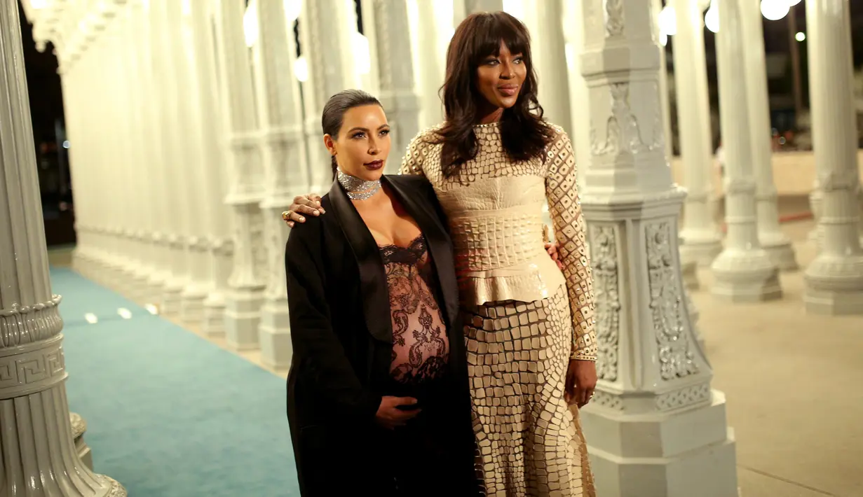 Sosialita dan bintang reality TV, Kim Kardashian berpose bersama supermodel Naomi Campbell saat menghadiri ajang LACMA 2015 Art+Film Gala di Los Angeles , California , Sabtu (7/11). (Mike Windle / Getty Images untuk LACMA / AFP)