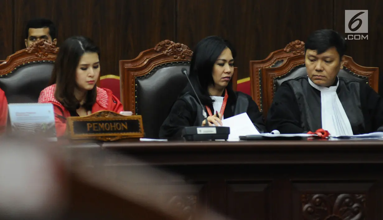Kuasa hukum pemohon (tengah) bersiap membacakan nota saat sidang perdana permohonan uji materi UU Nomor 7 Tahun 2017 tentang Penyelenggaraan Pemilu di Gedung MK, Jakarta, Selasa (5/9). Ada tiga pasal yang diuji materikan. (Liputan6.com/Helmi Fithriansyah)