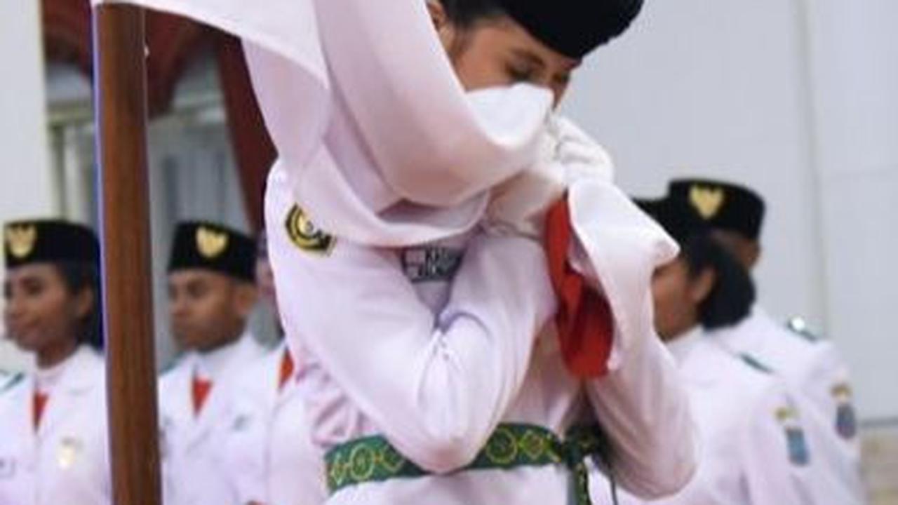 Empat anggota paskibra dari provinsi-provinsi baru tersebut juga menjadi yang pertama bertugas di Istana Negara. Salah satu diantaranya ialah Juan.