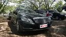 Mobil untuk delegasi peserta peringatan Konferensi Asia-Afrika (KAA) dari Filipina telah disiapkan di halaman parkir depan Balai Sidang Jakarta Convention Center (JCC), Jakarta, Senin (20/4/2015). (Liputan6.com/Herman Zakharia)