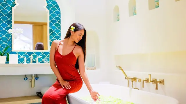 7 Gaya Aurelie Moeremans saat Pakai Gaun, Tampil Anggun Menawan