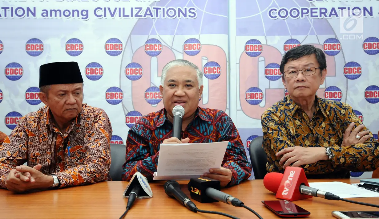 Presidium Inter Rekligious Council, Din Syamsuddin (tengah) membacakan pernyataan sikap terkait krisis Rohingya di Jakarta, Kamis (7/9). Mereka menilai kekerasan atas etnis Rohingya sebagai pelanggaran HAM berat. (Liputan6.com/Helmi Fithriansyah)