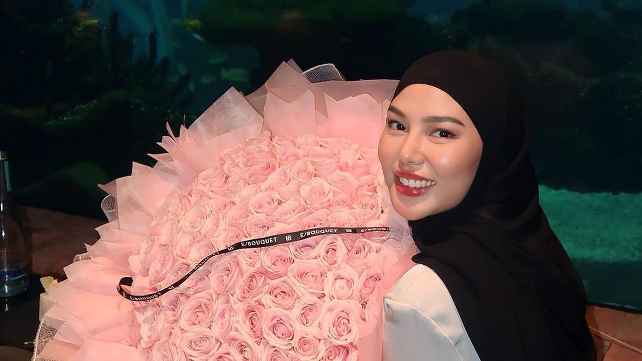 7 Potret Ultah Dara Arafah Dirayakan Bareng Sahabat, Ada Keanu Agl - Dapat Sebouquet Mawar Pink Besar