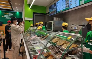 Dobrak Pakem, Subway Jadikan Kaca Bening Ladang Cuan