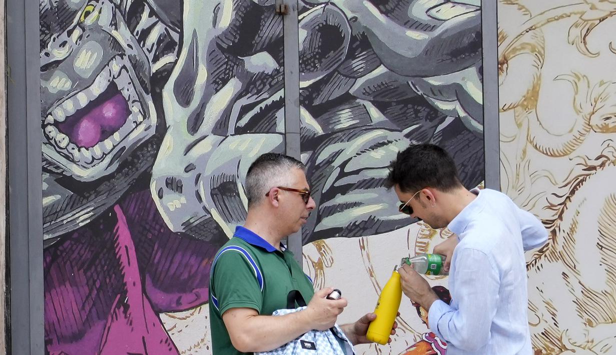 Stiker oranye diperkirakan akan dipasang di 9 kota pada hari Minggu 9 Juli.  (AP Photo/Gregorio Borgia)