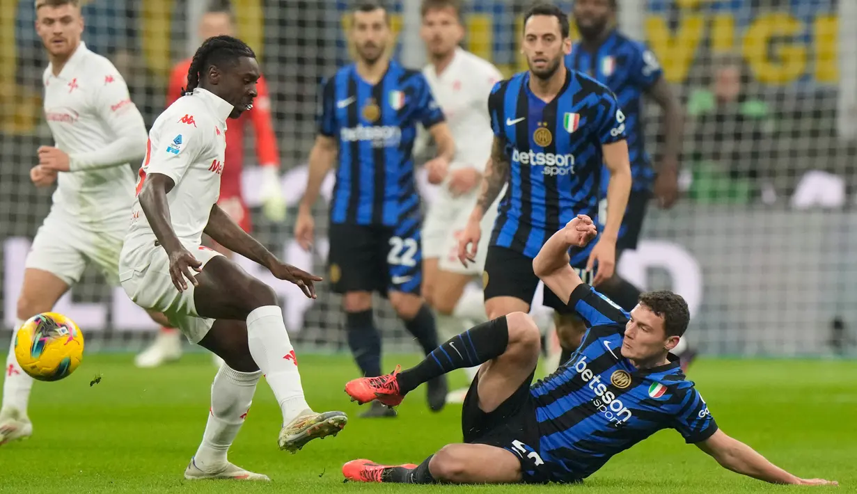 Kemenangan ini menjaga posisi Inter di peringkat dua klasemen Liga Italia 2024/2025, kini dengan 54 poin, selisih satu poin saja dari pemuncak klasemen Napoli. (AP Photo/Luca Bruno)